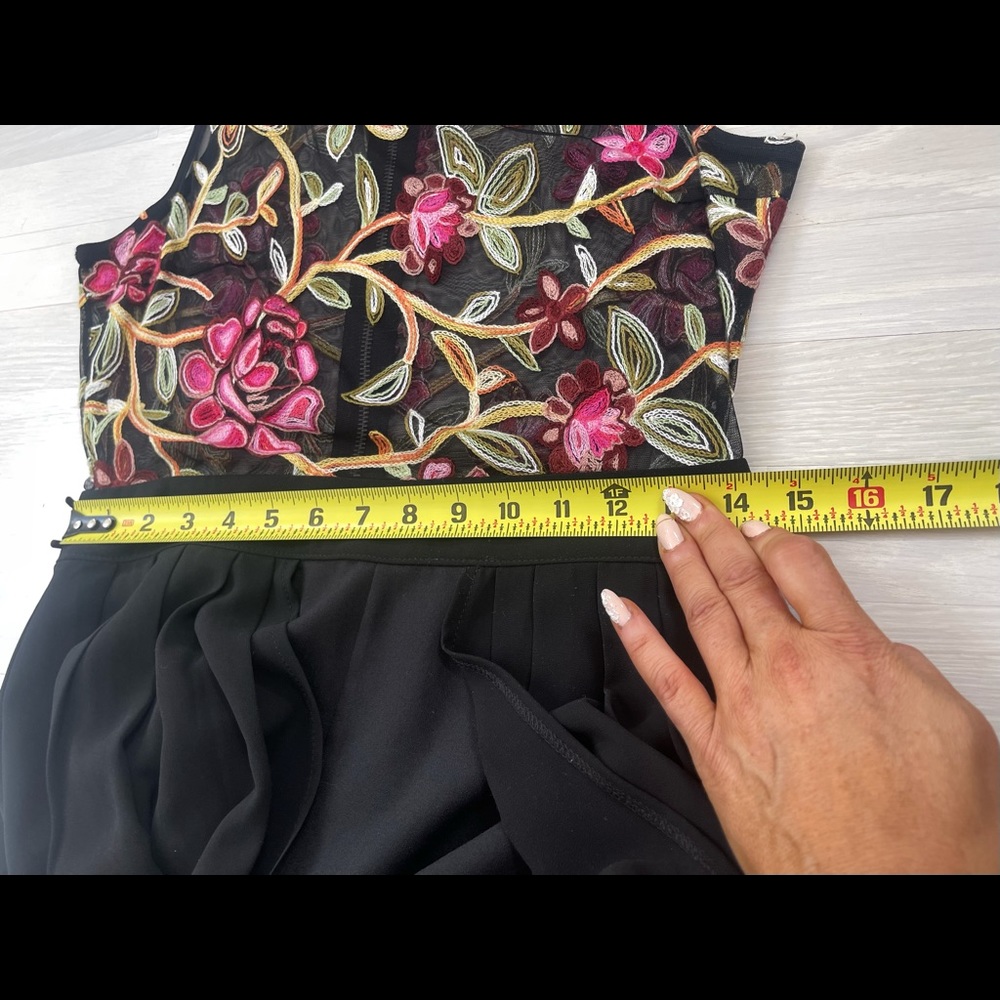 Embroidered romper - Picture 9 of 10